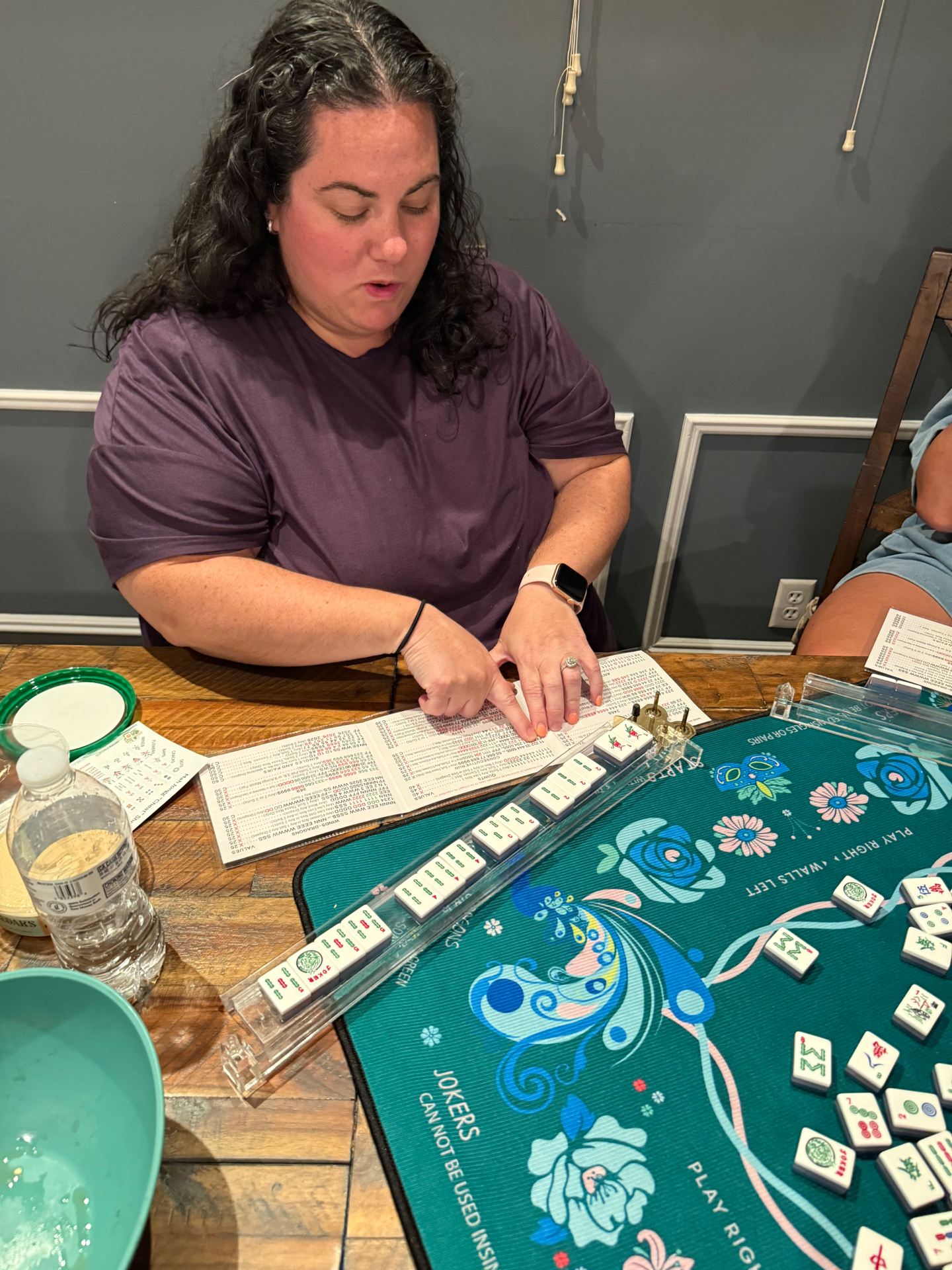 A happy player giving two thumbs up at a MahJongg night